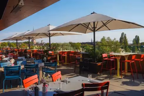 Rooftop Frau im Mond Munich
